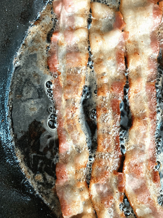 How to Fry Bacon in Cast Iron Skillet - Simplicity and a Starter