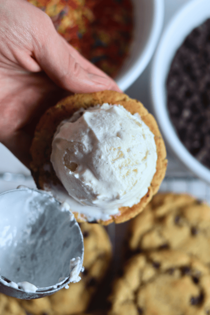 adding cream to the cookie